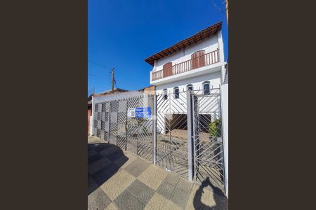 Casa à venda com 330m², 4 quartos e 4 vagas Casa à venda com 330m², 4 quartos e 4 vagasFachada