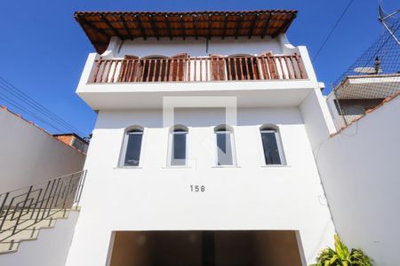 Casa à venda com 330m², 4 quartos e 4 vagas Casa à venda com 330m², 4 quartos e 4 vagasFachada