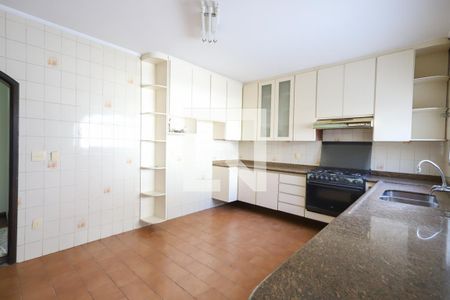 Casa à venda com 330m², 4 quartos e 4 vagas Casa à venda com 330m², 4 quartos e 4 vagasCozinha
