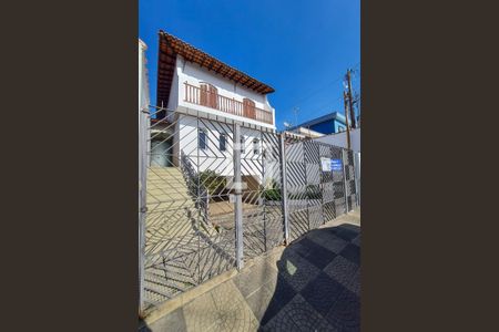 Casa à venda com 330m², 4 quartos e 4 vagas Casa à venda com 330m², 4 quartos e 4 vagasFachada