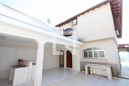 Casa à venda com 330m², 4 quartos e 4 vagas Casa à venda com 330m², 4 quartos e 4 vagasVaranda