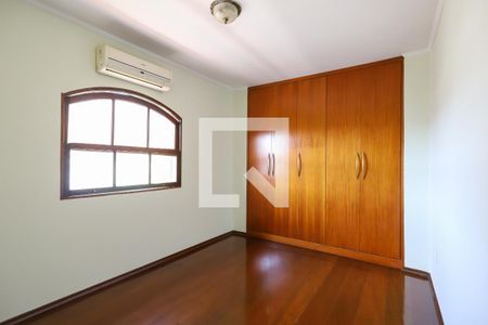 Casa à venda com 330m², 4 quartos e 4 vagas Casa à venda com 330m², 4 quartos e 4 vagasQuarto 4