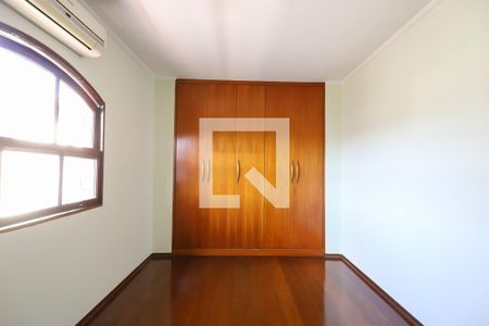 Casa à venda com 330m², 4 quartos e 4 vagas Casa à venda com 330m², 4 quartos e 4 vagasQuarto 4