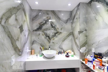 Apartamento à venda com 72m², 1 quarto e 1 vaga Apartamento à venda com 72m², 1 quarto e 1 vagaBanheiro da Suíte