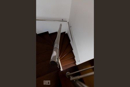 Apartamento à venda com 241m², 3 quartos e 3 vagasEscada de acesso aos dormitórios