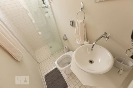 Banheiro de kitnet/studio para alugar com 1 quarto, 36m² em Bela Vista, São Paulo