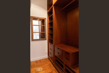 Closet de apartamento para alugar com 2 quartos, 130m² em Higienópolis, São Paulo