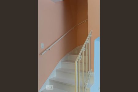 Casa para alugar com 180m², 5 quartos e 2 vagas Casa para alugar com 180m², 5 quartos e 2 vagasEscada