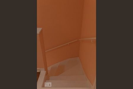 Casa para alugar com 180m², 5 quartos e 2 vagas Casa para alugar com 180m², 5 quartos e 2 vagasEscada