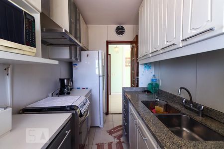 Apartamento à venda com 420m², 5 quartos e 2 vagas Apartamento à venda com 420m², 5 quartos e 2 vagasCozinha