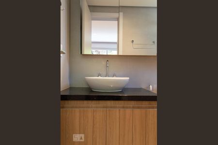 Banheiro de apartamento para alugar com 1 quarto, 53m² em Três Figueiras, Porto Alegre