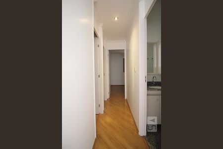Corredor de apartamento para alugar com 3 quartos, 70m² em Jardim Londrina, São Paulo
