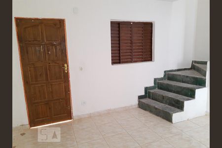 Vista da sala com escada para o segundo andar. Imóvel em boas condições de pintura.  de casa de condomínio para alugar com 2 quartos, 60m² em Vila Medeiros, São Paulo