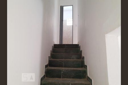 escada de acesso ao segundo andar de casa de condomínio para alugar com 2 quartos, 60m² em Vila Medeiros, São Paulo