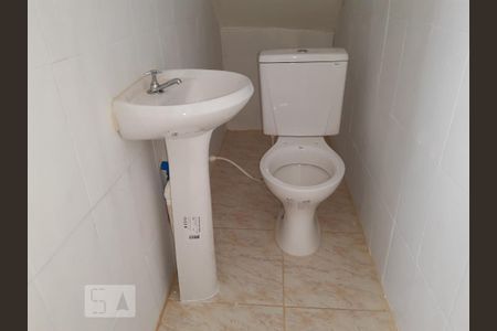 Casa de condomínio para alugar com 60m², 2 quartos e sem vagabanheiro ao lado da cozinha 