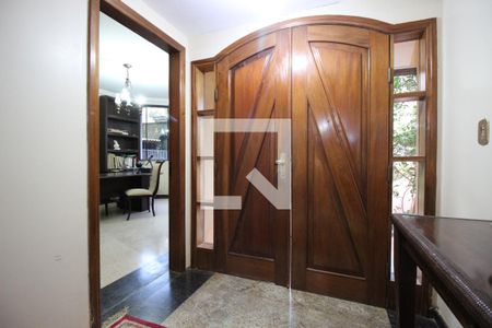 Casa para alugar com 850m², 5 quartos e 4 vagasHall