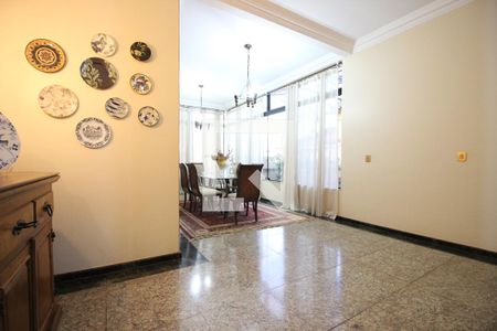 Casa para alugar com 850m², 5 quartos e 4 vagasSala