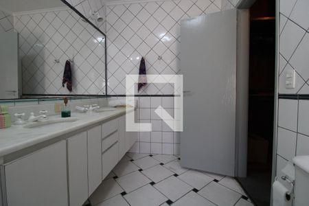 Casa para alugar com 530m², 3 quartos e 13 vagasBanheiro da suíte