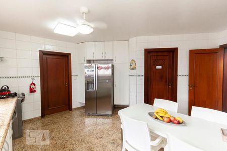 Casa de condomínio à venda com 400m², 4 quartos e 2 vagas Casa de condomínio à venda com 400m², 4 quartos e 2 vagasCozinha