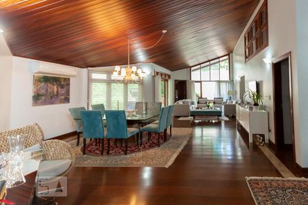 Casa de condomínio à venda com 400m², 4 quartos e 2 vagas Casa de condomínio à venda com 400m², 4 quartos e 2 vagasSala