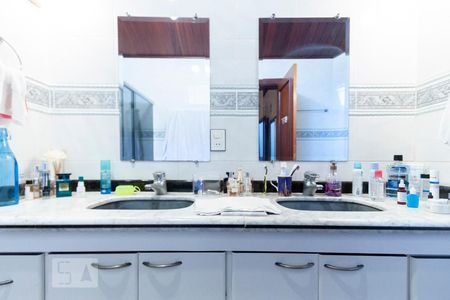 detalhe banheiro suite de casa de condomínio à venda com 4 quartos, 400m² em Parque Taquaral, Campinas