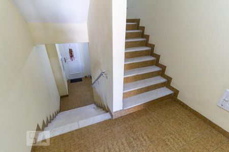 Apartamento para alugar com 70m², 2 quartos e sem vaga Apartamento para alugar com 70m², 2 quartos e sem vagaEscada acesso ao apartamento
