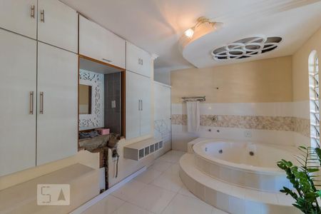 Casa à venda com 240m², 4 quartos e 3 vagas Casa à venda com 240m², 4 quartos e 3 vagasBanheiro da Suíte 2