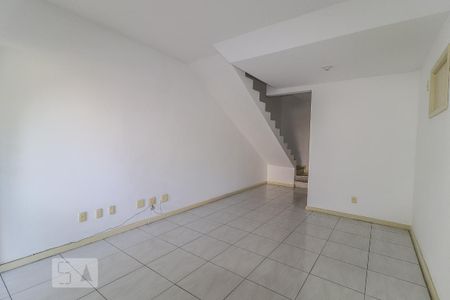 Sala de casa de condomínio para alugar com 3 quartos, 100m² em Anil, Rio de Janeiro