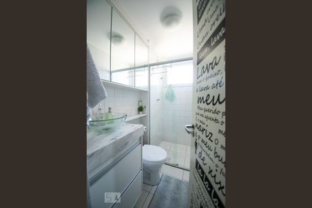 banheiro de apartamento à venda com 2 quartos, 54m² em Vila Satúrnia, Campinas