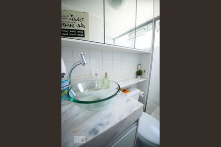 banheiro de apartamento à venda com 2 quartos, 54m² em Vila Satúrnia, Campinas