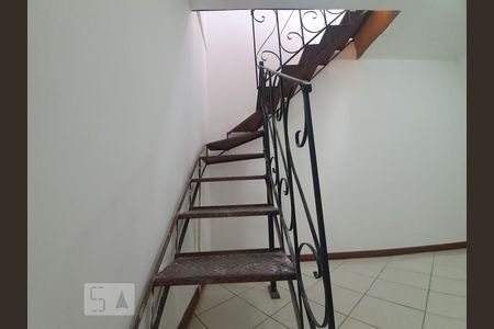 Casa à venda com 120m², 2 quartos e sem vagaescada