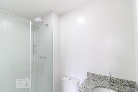 Banheiro de kitnet/studio para alugar com 1 quarto, 28m² em Liberdade, São Paulo