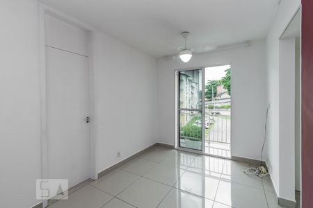 Sala de apartamento para alugar com 3 quartos, 55m² em Parada de Lucas, Rio de Janeiro