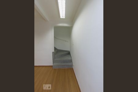 Casa à venda com 180m², 3 quartos e 2 vagasEscada