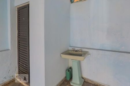 Banheiro na garagem de casa à venda com 1 quarto, 70m² em Vila Natália, São Paulo