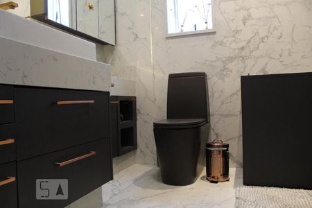 Banheiro da suíte  de kitnet/studio à venda com 1 quarto, 57m² em Alphaville Industrial, Barueri