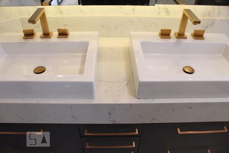 Banheiro da suíte  - pia  de kitnet/studio à venda com 1 quarto, 57m² em Alphaville Industrial, Barueri