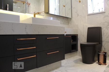 Banheiro da suíte  de kitnet/studio à venda com 1 quarto, 57m² em Alphaville Industrial, Barueri