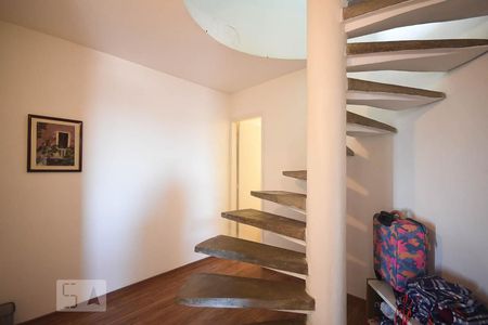 Apartamento à venda com 92m², 2 quartos e 2 vagasEscada