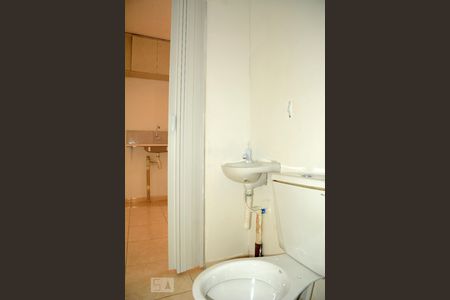 Banheiro de kitnet/studio para alugar com 1 quarto, 30m² em Vila Santa Luzia, Taboão da Serra