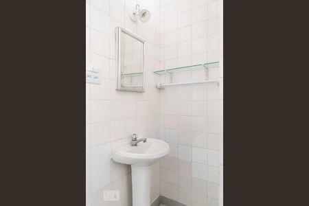 Banheiro de apartamento para alugar com 1 quarto, 60m² em Aparecida, Santos