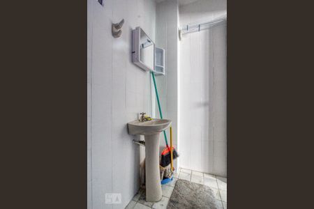 Banheiro de kitnet/studio para alugar com 1 quarto, 30m² em Centro, Curitiba