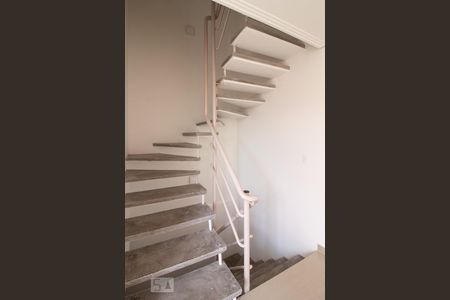 Escada de casa de condomínio para alugar com 3 quartos, 248m² em Parque Renato Maia, Guarulhos