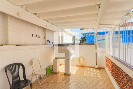 Casa à venda com 180m², 3 quartos e 2 vagas Casa à venda com 180m², 3 quartos e 2 vagasTerraço