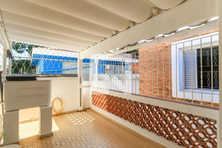 Casa à venda com 180m², 3 quartos e 2 vagas Casa à venda com 180m², 3 quartos e 2 vagasTerraço