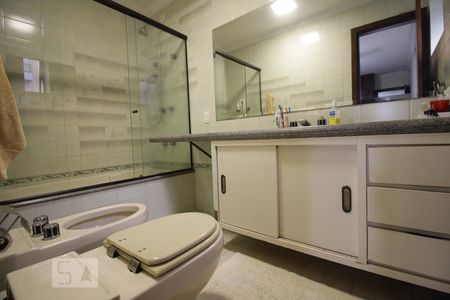 Apartamento para alugar com 290m², 4 quartos e 5 vagasBanheiro da suíte 1
