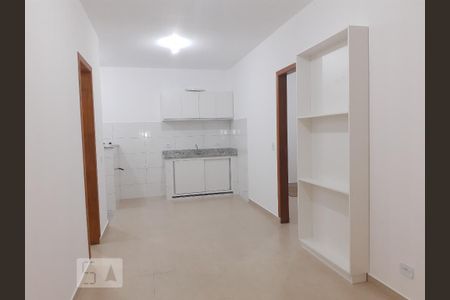 Imagem geral da sala, com a cozinha ao fundo. de apartamento para alugar com 1 quarto, 35m² em Vila Leonor, São Paulo
