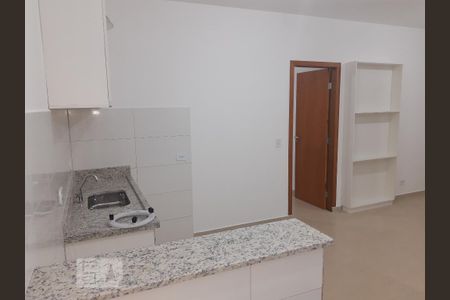 Vista da área de serviço para os outros cômodos da casa de apartamento para alugar com 1 quarto, 35m² em Vila Leonor, São Paulo