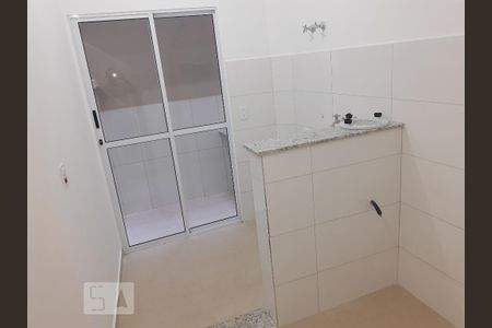 Vista área da cozinha. Bem azulejada e nova. de apartamento para alugar com 1 quarto, 35m² em Vila Leonor, São Paulo