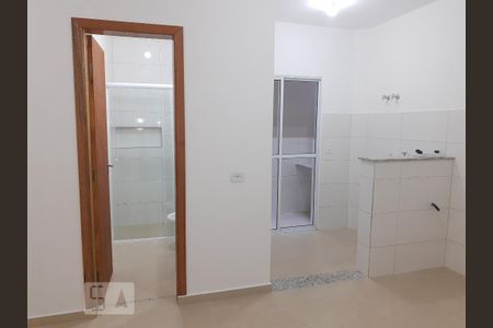 Vista para o Banheiro, e ao lado, a cozinha e a área de serviço. de apartamento para alugar com 1 quarto, 35m² em Vila Leonor, São Paulo